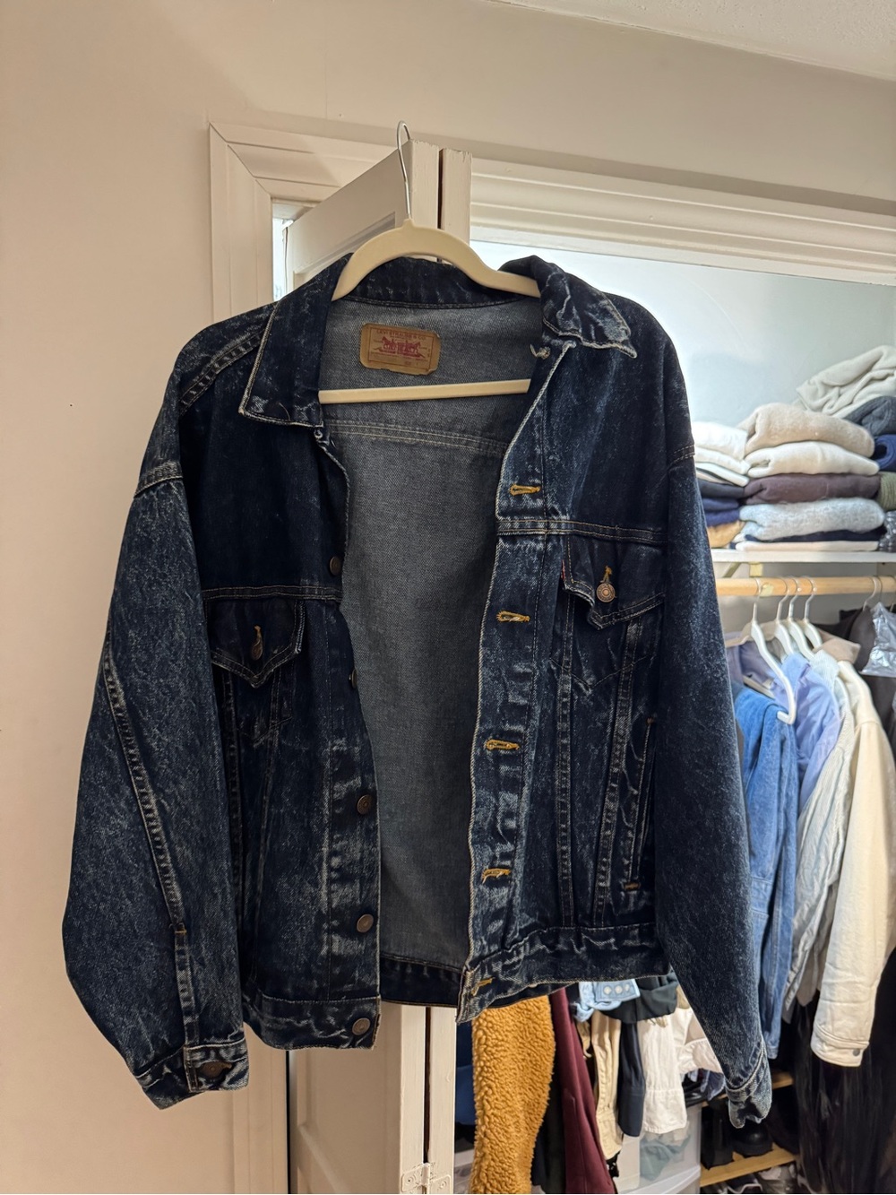 Vintage Levi’s Men's Dark Blue Denim Jacket - Classic Workwear Style